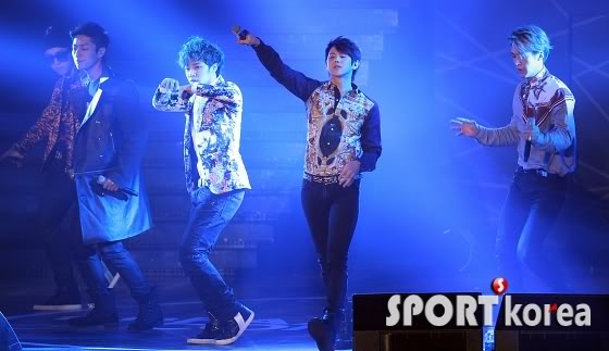  [PICS][03.11.12] BEAST @ Lotte Duty Free Family Concert  201211032113454314