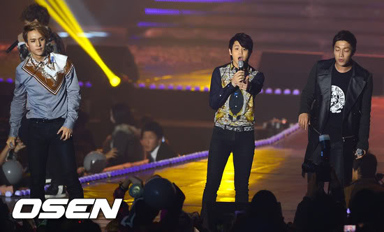  [PICS][03.11.12] BEAST @ Lotte Duty Free Family Concert  201211032129772699_50950e94d6b1e