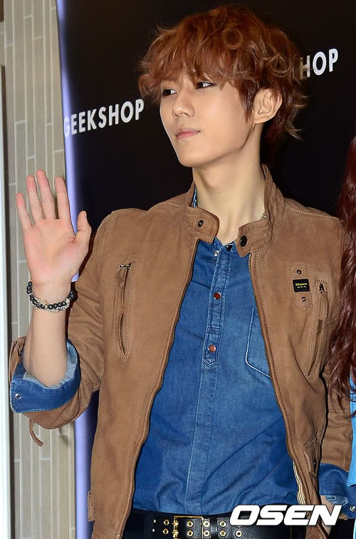 [PICS][VIDS] [08.11.12] Huynseung @ GEEKSHOP - The cafe & everything’ Opening 201211082055774292_509b9e058cc54