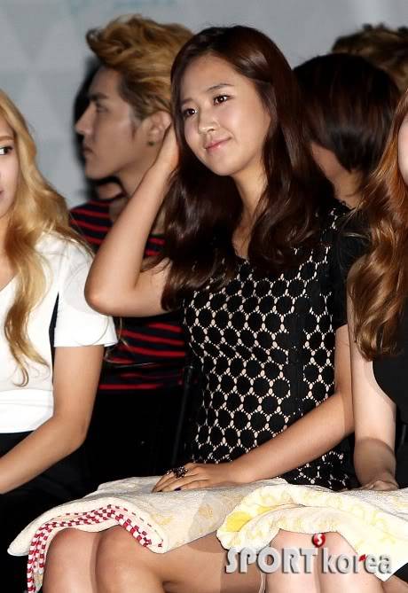 [PICS][09.08.2012] Yuri at S.M.ART Exhibition in Seoul 20120809133856711