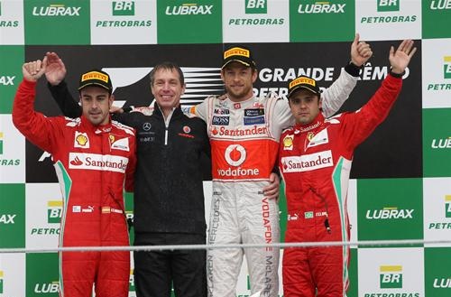 Button logra ganar el Gp de Brasil, en el que podemos usar la expresión "carreron"y Sebastian Vettel se proclama tricampeón del mundo de F1 Podio-brasil