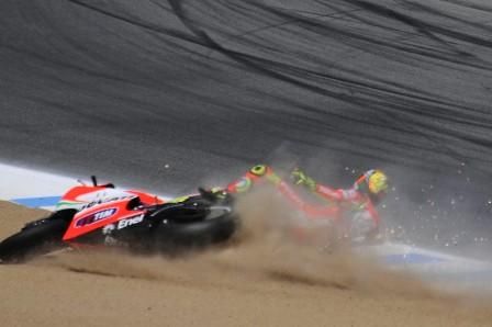 Casey Stoner vence en Laguna Seca Rossi-fall-in-FP2-Laguna-Seca1