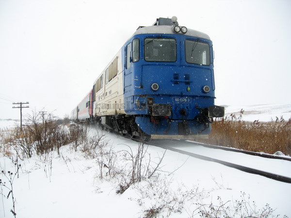 [2010] Vacanta de iarna cu trenul in Regionala Iasi 28-TrenulRapid754Botosani-Veresti-BucurestiNordtrecandinvitezapelanganoi_resize_zps6d91cde1