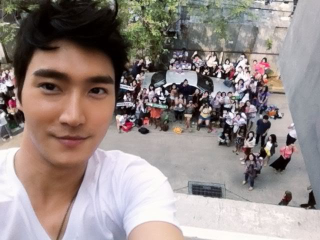 Siwon de Super Junior se toma una foto con las fans de Tailandia  1-1