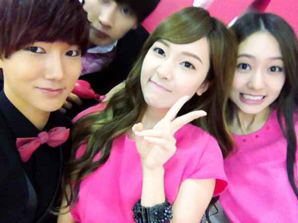 Eunhyuk de Super Junior arruina la foto de Yesung con las hermanas Jung 1-78