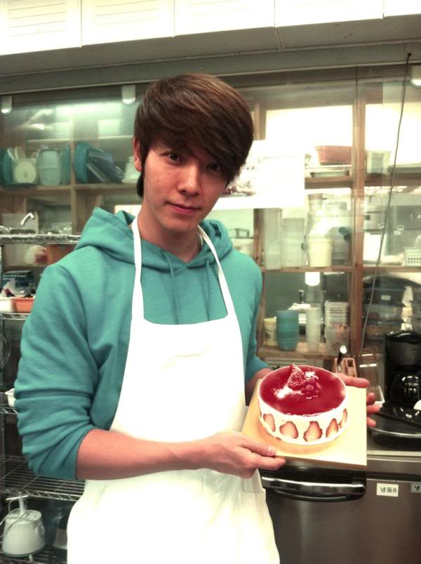 120130 Donghae de Super Junior hornea su primer pastel + 1 millón de seguidores en Twitter! 1