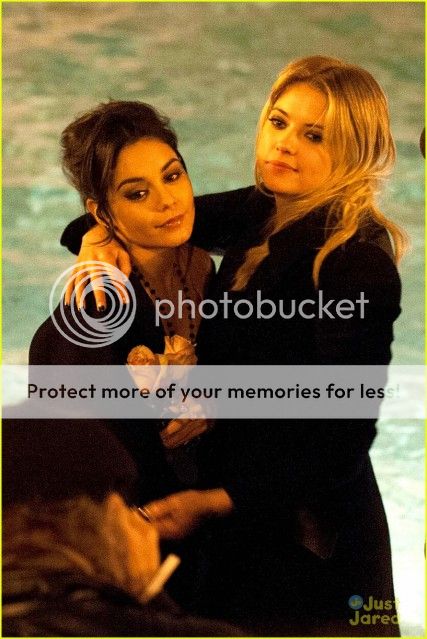  Vanessa Anne Hudgens[5]  - Page 25 0091-1