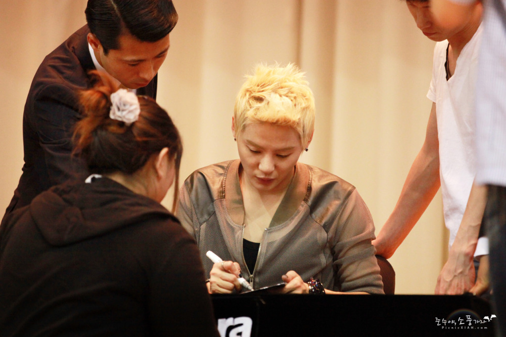 [2012.06.02][Pics] XIA Junsu - TARANTALLEGRA Fansign Event 0b0fce7c