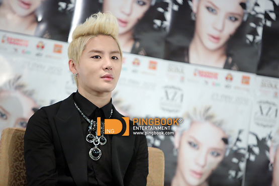 [27.05.2012][Pics] Thailand Press Conference for Solo Concert 2b787861