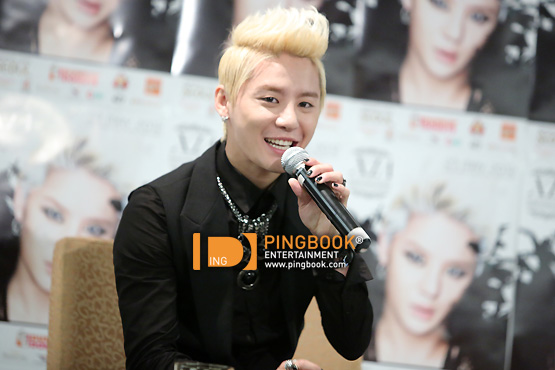 [27.05.2012][Pics] Thailand Press Conference for Solo Concert 2c83807b