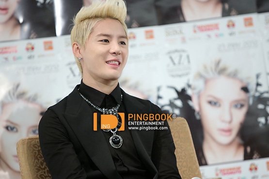 [27.05.2012][Pics] Thailand Press Conference for Solo Concert 8e8e370e