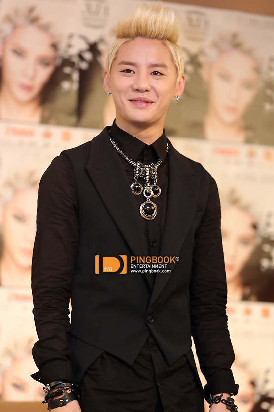 [27.05.2012][Pics] Thailand Press Conference for Solo Concert Aa496d81