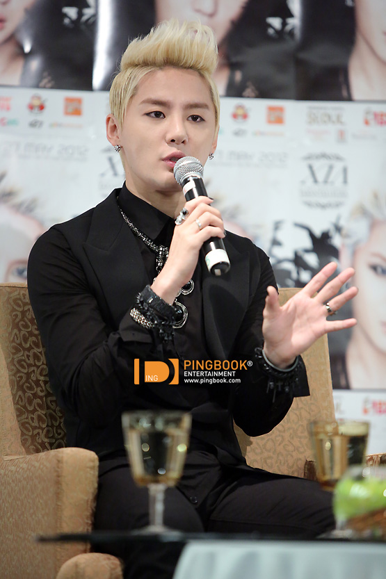 [27.05.2012][Pics] Thailand Press Conference for Solo Concert C3c1b21b