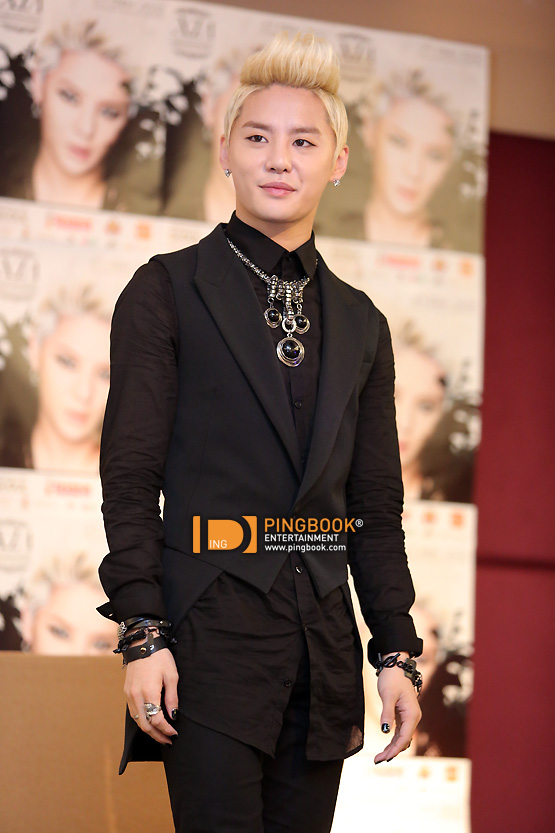 [27.05.2012][Pics] Thailand Press Conference for Solo Concert D9c409bd