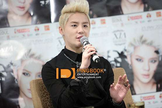 [27.05.2012][Pics] Thailand Press Conference for Solo Concert F838c02e