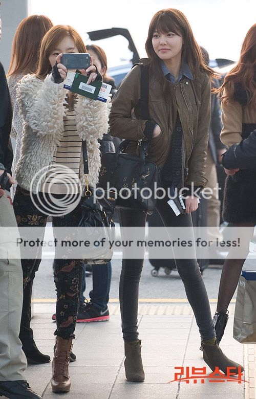 {121122} SNSD @ Incheon Airport to Singapore  04-1