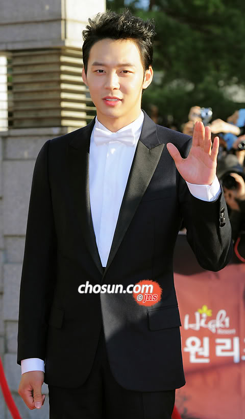 FOTOS "48th BaekSang Arts Awards" - Yoochun (26/04/2012) parte 3 0030-1