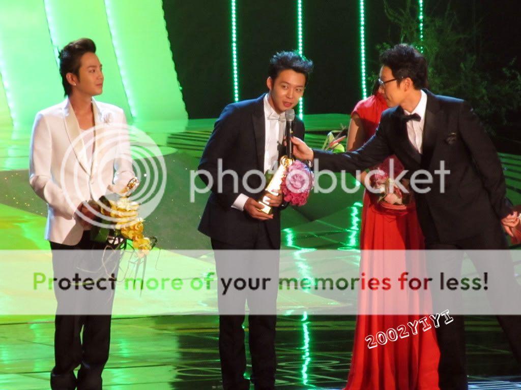 FOTOS "48th BaekSang Arts Awards" - Yoochun (26/04/2012) parte 3 0060-1