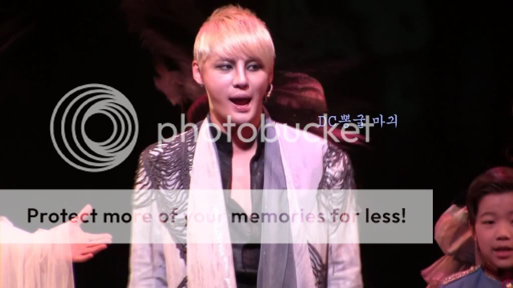 FOTOS "Musical ELISABETH - Junsu (11/04/2012) parte 2 0b4f7013be096b634d6762f10c338744ebf8ac2e-1