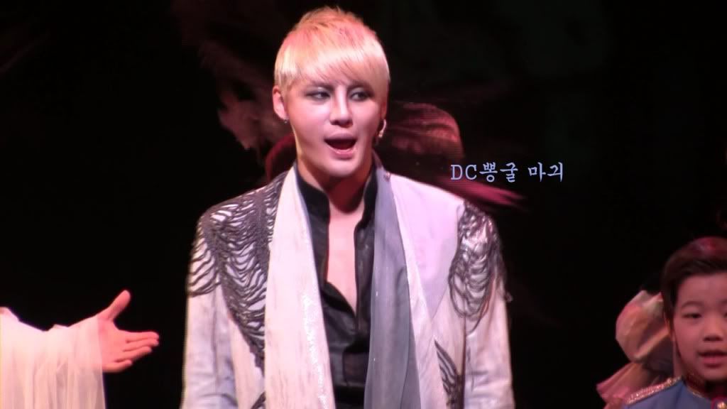 FOTOS "Musical ELISABETH - Junsu (11/04/2012) 0b4f7013be096b634d6762f10c338744ebf8ac2e