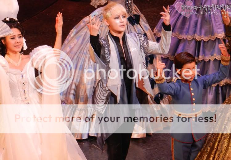 FOTOS "Musical ELISABETH - Junsu (11/04/2012) parte 3 120411-7-2