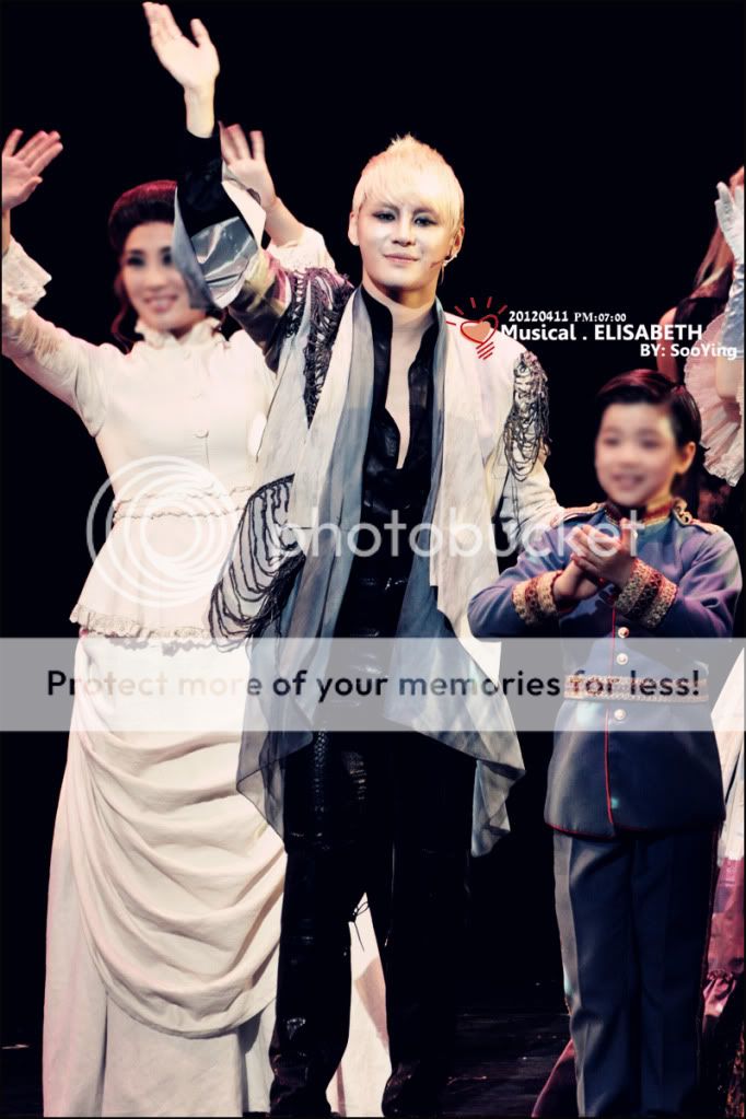 FOTOS "Musical ELISABETH - Junsu (11/04/2012) parte 3 13544773-1