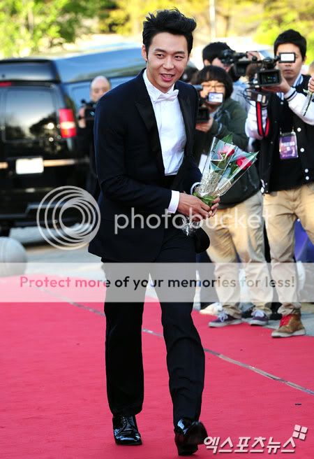 FOTOS "48th BaekSang Arts Awards" - Yoochun (26/04/2012) 16hu5gy