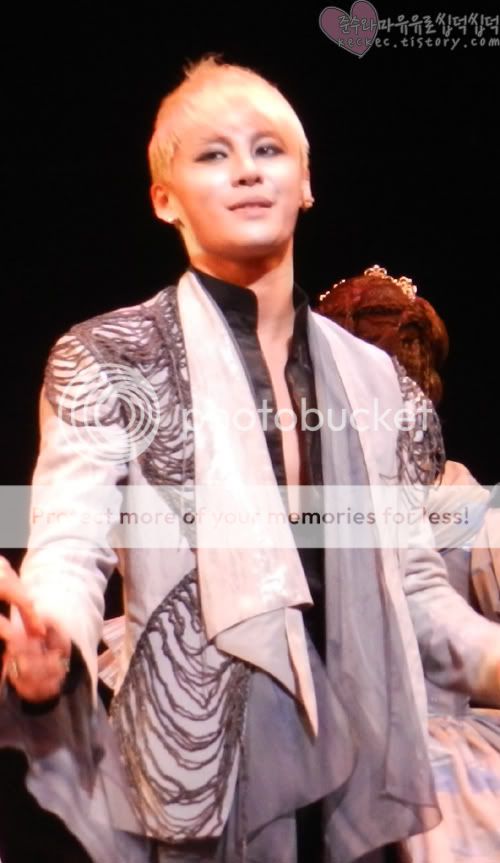 FOTOS "Musical ELISABETH - Junsu (11/04/2012) 2e273b349b504fc22e358da4e5dde71190ef6d3a