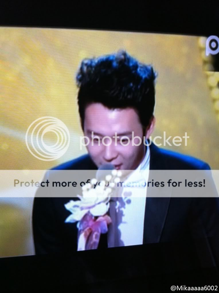 FOTOS "48th BaekSang Arts Awards" - Yoochun (26/04/2012) parte 4 48e37743jw1dsd6ncias6j