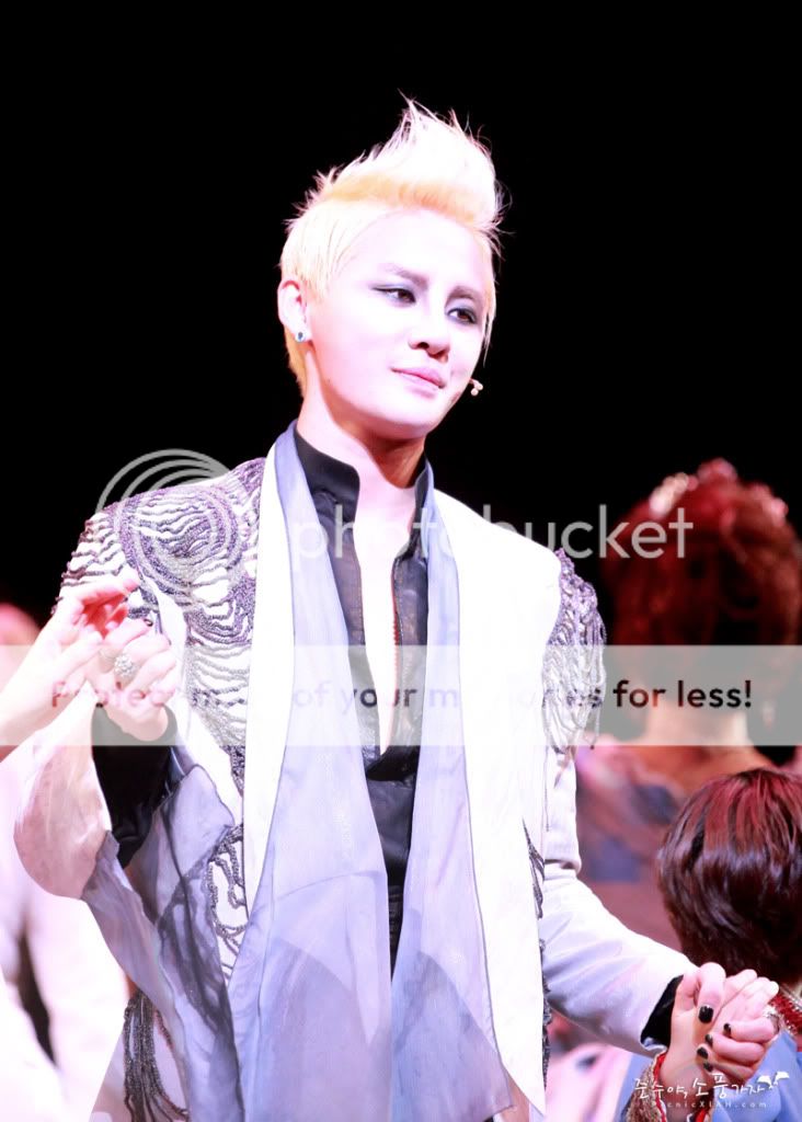 FOTOS "Musical ELISABETH - Junsu (18/04/2012) 588b30bbd0a20cf48e11fb7d76094b36adaf99a0