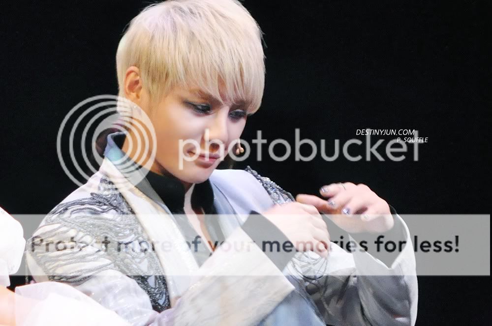 FOTOS "Musical ELISABETH" - Junsu (22/02/2012) 6cf55a3egw1ds8c9cgmqbj