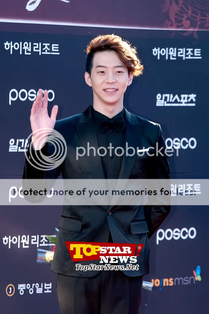 FOTOS "48th BaekSang Arts Awards" - Yoochun (26/04/2012) parte 2 6thb80