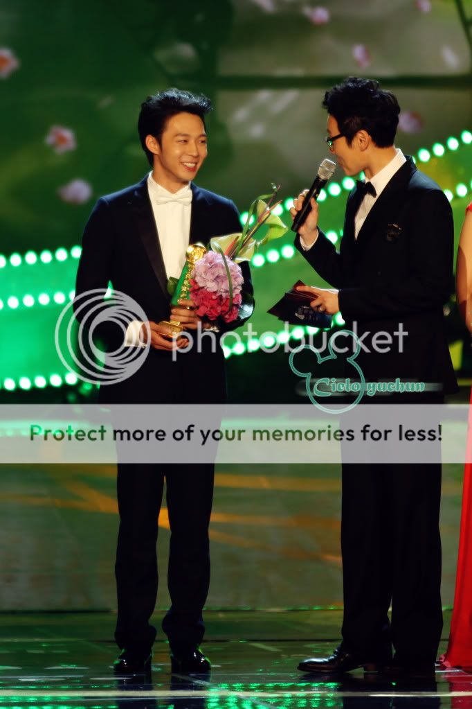 FOTOS "48th BaekSang Arts Awards" - Yoochun (26/04/2012) parte 4 7b51460bgw1dsejvonfw8j