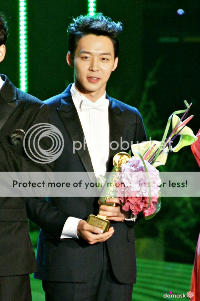 FOTOS "48th BaekSang Arts Awards" - Yoochun (26/04/2012) parte 4 7c1750170ef41bd5218f1a5751da81cb38db3d4e