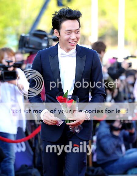 FOTOS "48th BaekSang Arts Awards" - Yoochun (26/04/2012) 9dxfyx