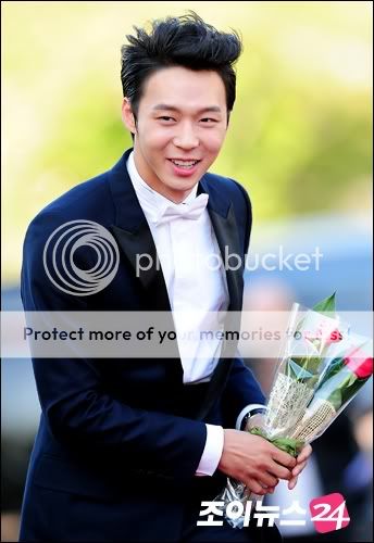 FOTOS "48th BaekSang Arts Awards" - Yoochun (26/04/2012) parte 4 9dxg5a-1