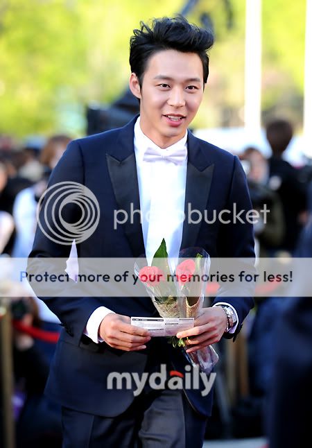 FOTOS "48th BaekSang Arts Awards" - Yoochun (26/04/2012) parte 4 9dxg74-1