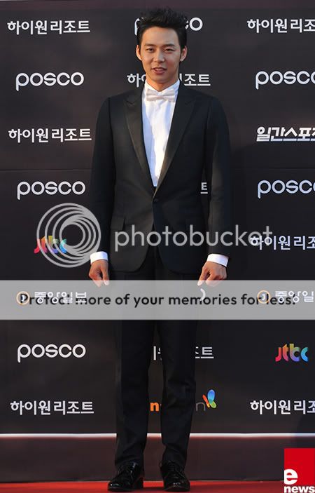 FOTOS "48th BaekSang Arts Awards" - Yoochun (26/04/2012) parte 4 9dxgxo-1