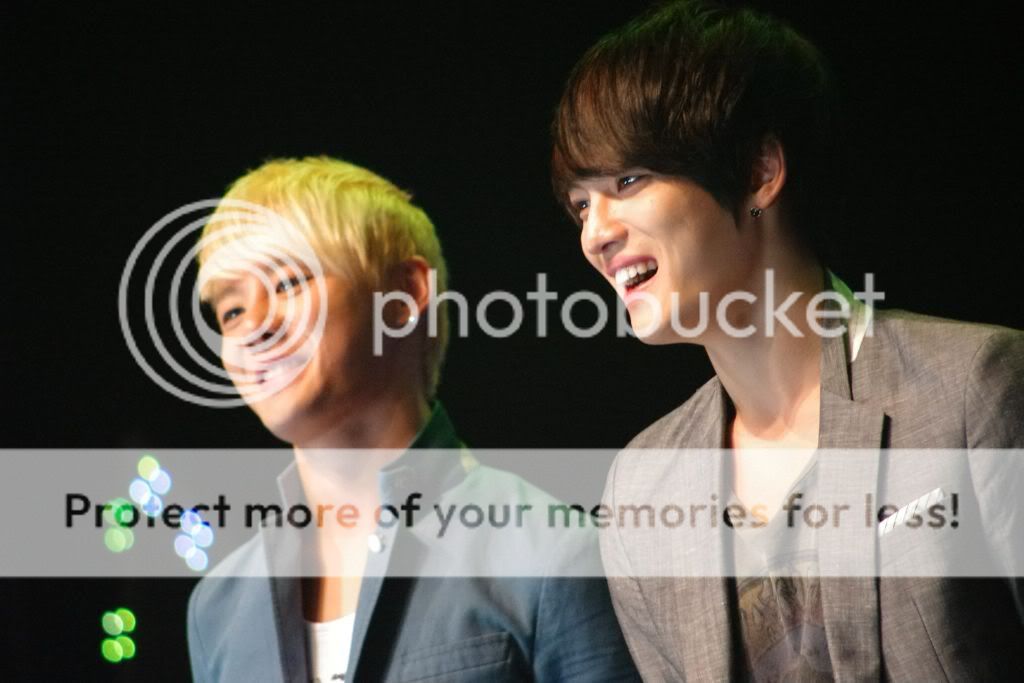 FOTOS "Lotte Duty Free" - Fanmeeting de JYJ (21/04/2012) parte 3 ArFF2l2CIAAaAuo