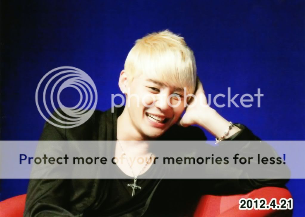 FOTOS "Lotte Duty Free" - Fanmeeting de JYJ (21/04/2012) parte 3 LOTTEFM03