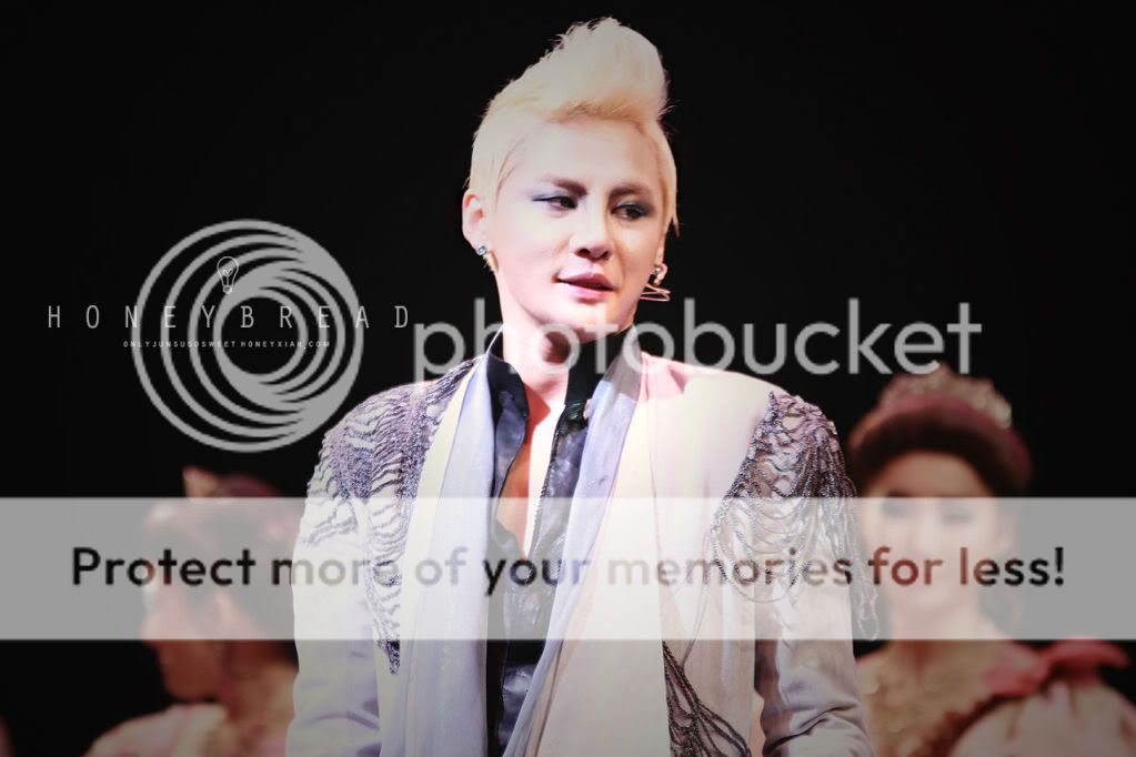 FOTOS "Musical ELISABETH" - Junsu (22/02/2012) B831195c4fc2d56290bc0a4fe71190ef77c66cf5