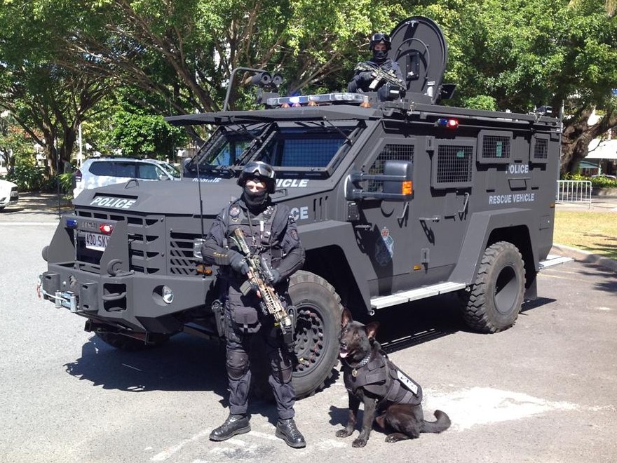 USA, de Estado Policial a Estado Militarizado. Police-SWAT-Military-Armored-Vehicle_zpse9e2413a