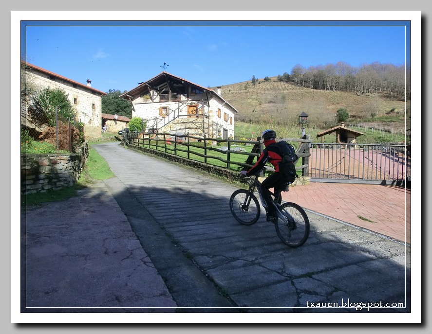 Btt por la Sierra de Arrola, 02-02-14 CIMG7431_zps14342e40