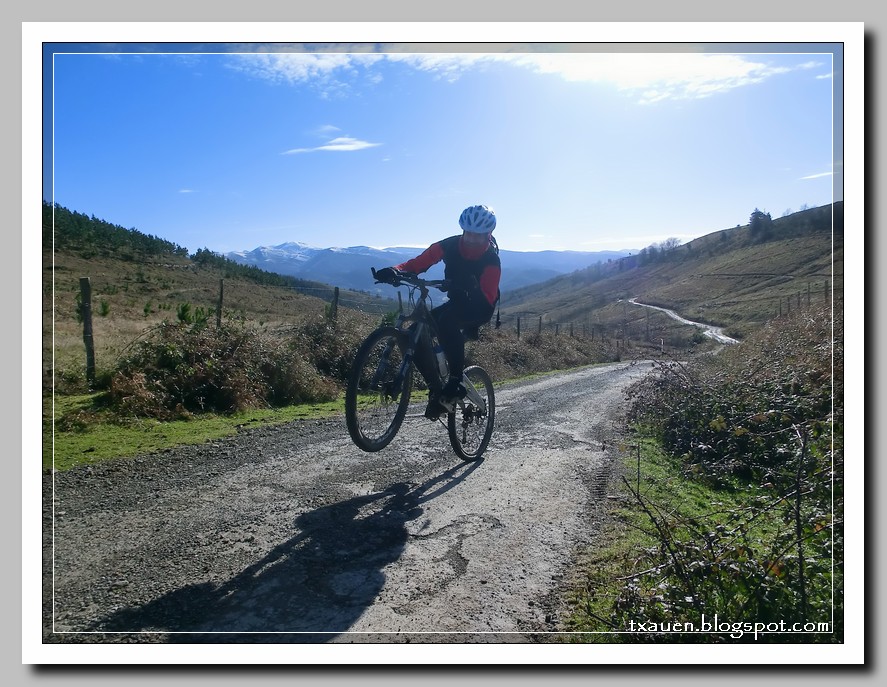 Btt por la Sierra de Arrola, 02-02-14 CIMG7433_zpsaeefd9b1