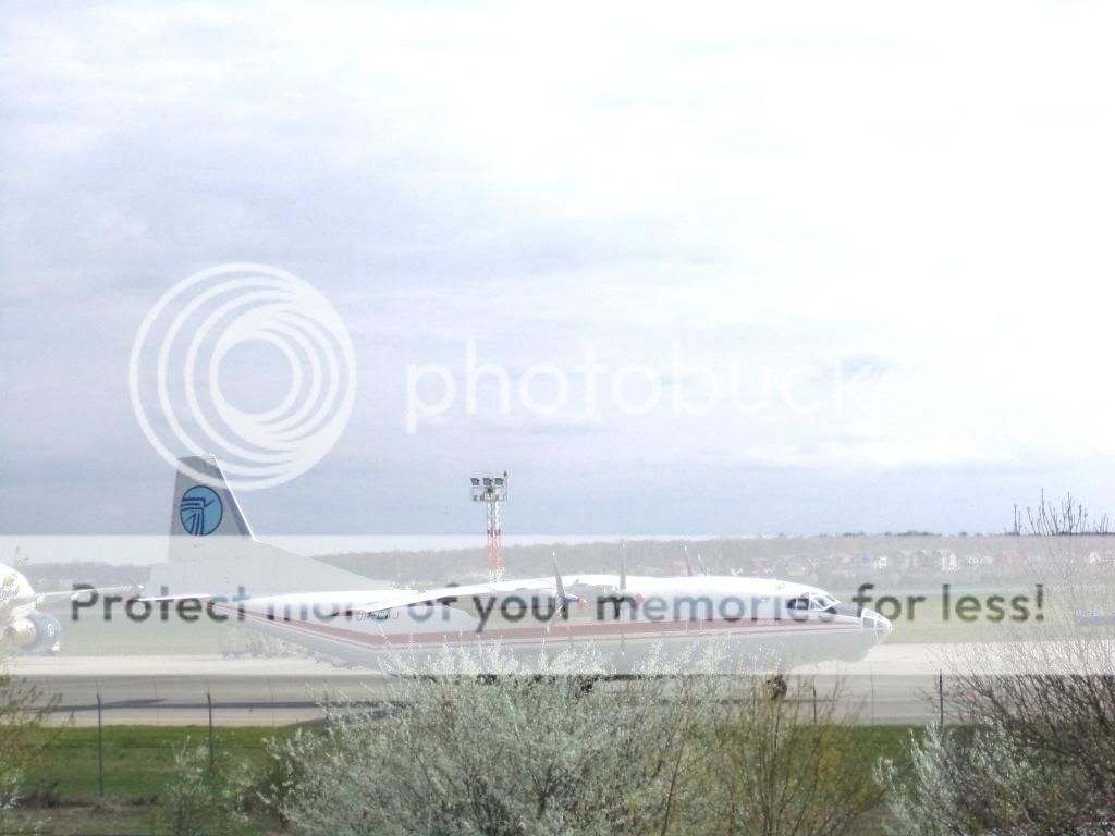 Aeroportul Bucuresti (Henri Coanda/Otopeni) - Aprilie 2013 - Pagina 2 UR-CAJ_zps0594934f