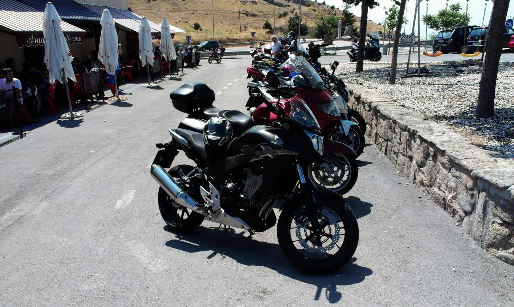 La moto a la puerta del bar... C360_2013-07-21-22-39-21-566_zps901ec3a7