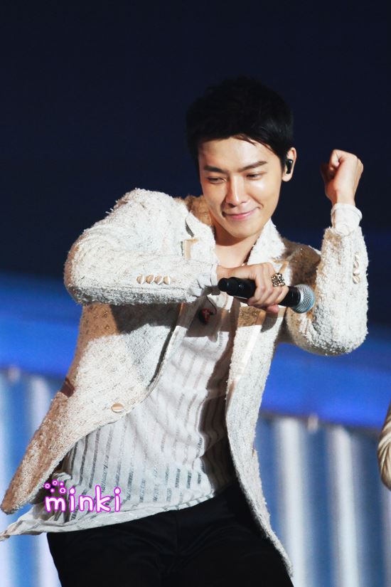 صور lee donghae  424129_548561351822417_1915679704_n_zpsa5a557bb