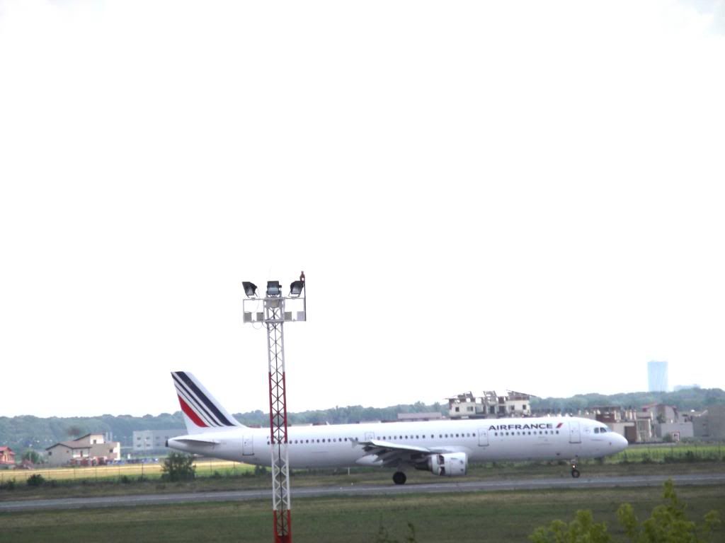 Aeroportul Bucuresti (Henri Coanda/Otopeni) - Iunie 2013   6b183d30-a080-4d7e-b752-be6d5b910ac4_zps2768ad67