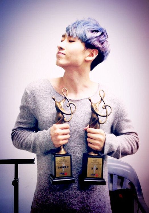 [130202] Eunhyuk agradece a sus fans por los premios de '22nd Seoul Music Awards'. 20130202_eunhyuk_trophies_zpsacd8a619