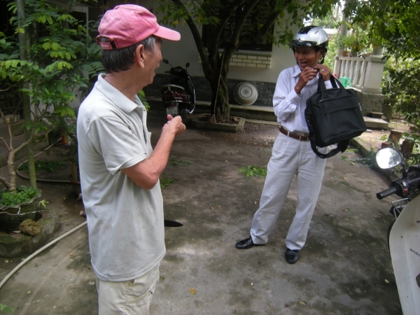 Công - VIDEO: chào đón thầy Hoàng Chi từ Biên Hòa về quê D41062ca-3cca-4742-bbf2-f774888e0b61_zps9adbfef1